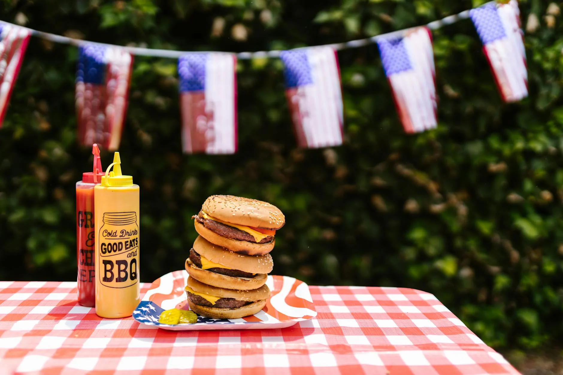 Celebración del 4 de julio con barbacoa y familia salvadoreña-americana