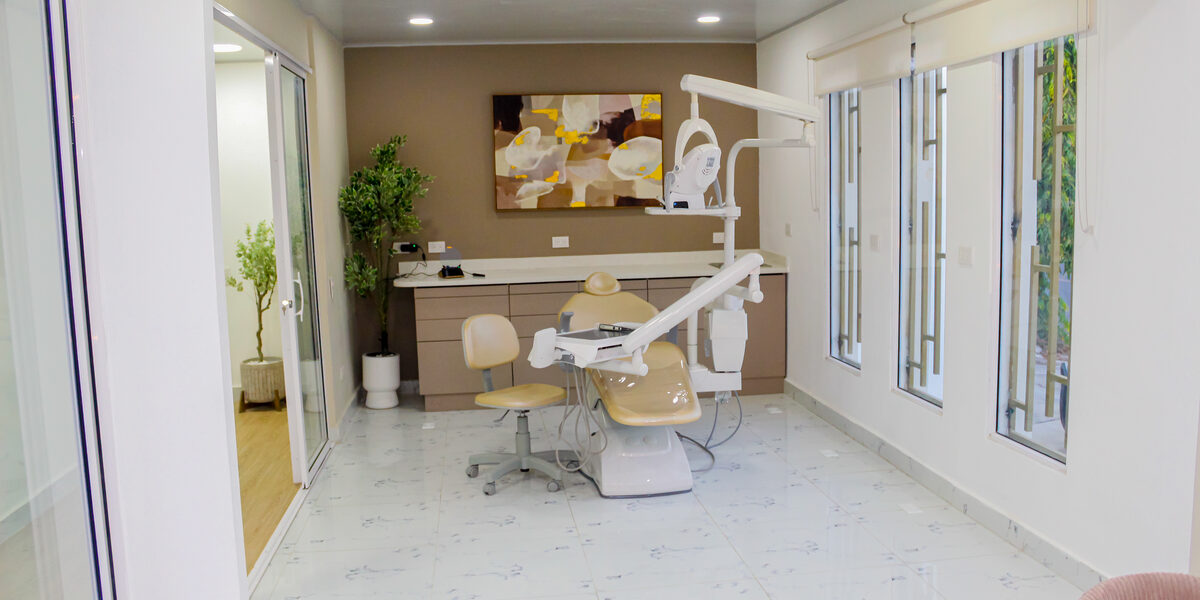 Implantes dentales de titanio en clínica dental en San Miguel