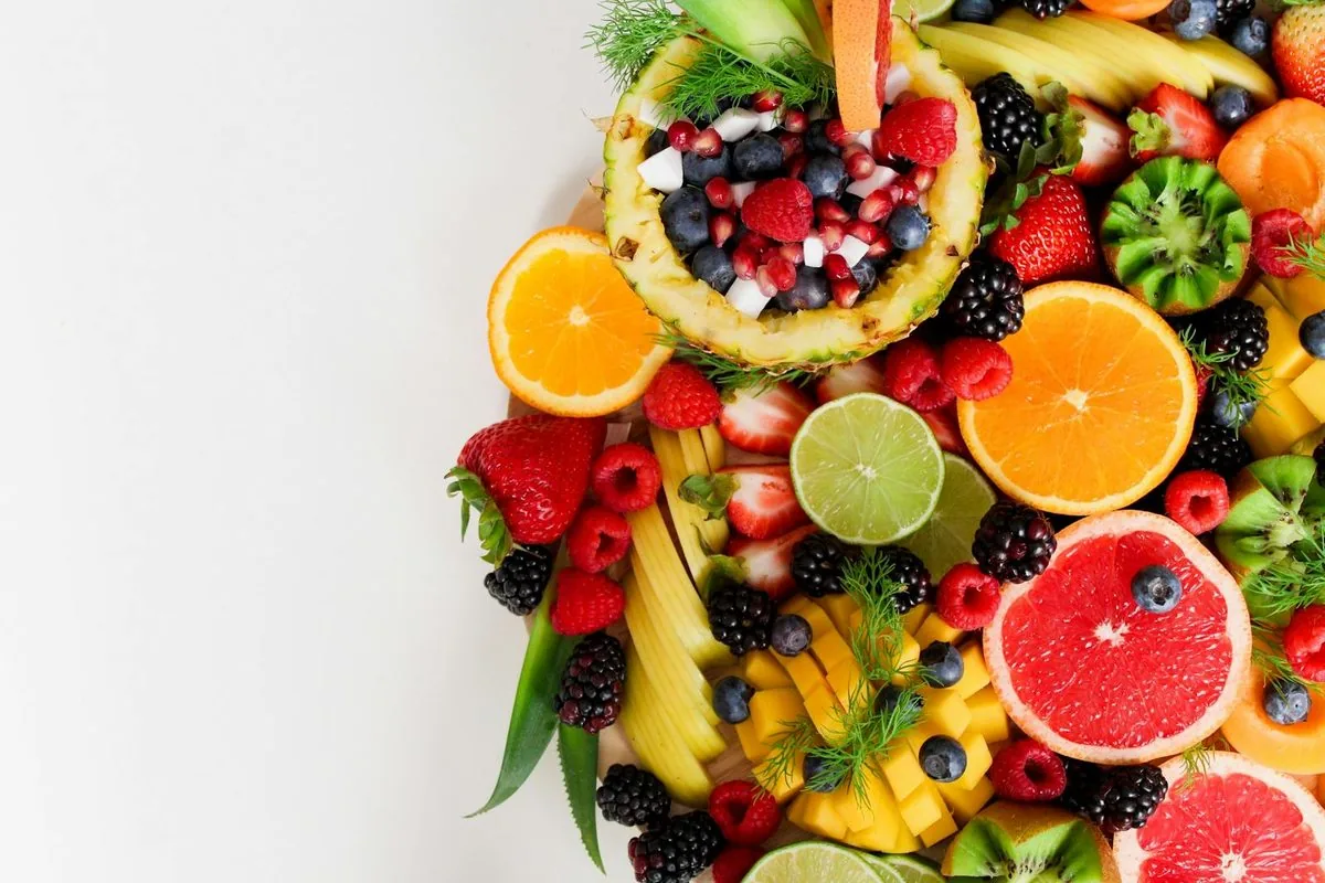 Cruz adornada con frutas tradicionales salvadoreñas — mangos, jocotes, piñas y marañones — para la celebración del 3 de mayo