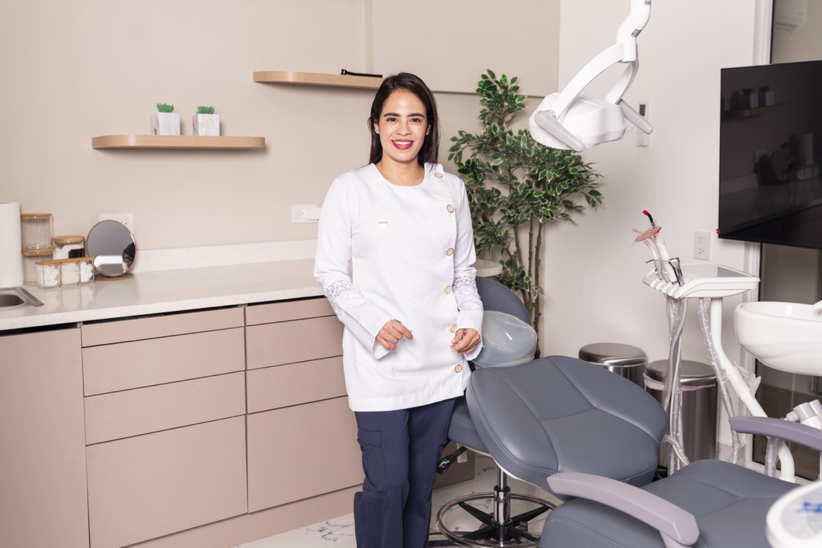 Dra. Stefany Colato, especialista en endodoncia, en su consultorio de Clínica Endodontics San Miguel, El Salvador