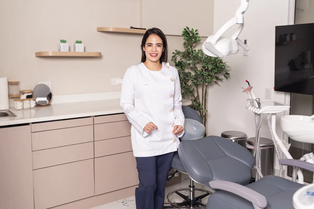 Dra. Stefany Colato, especialista en endodoncia, en su consultorio de Clínica Endodontics San Miguel, El Salvador