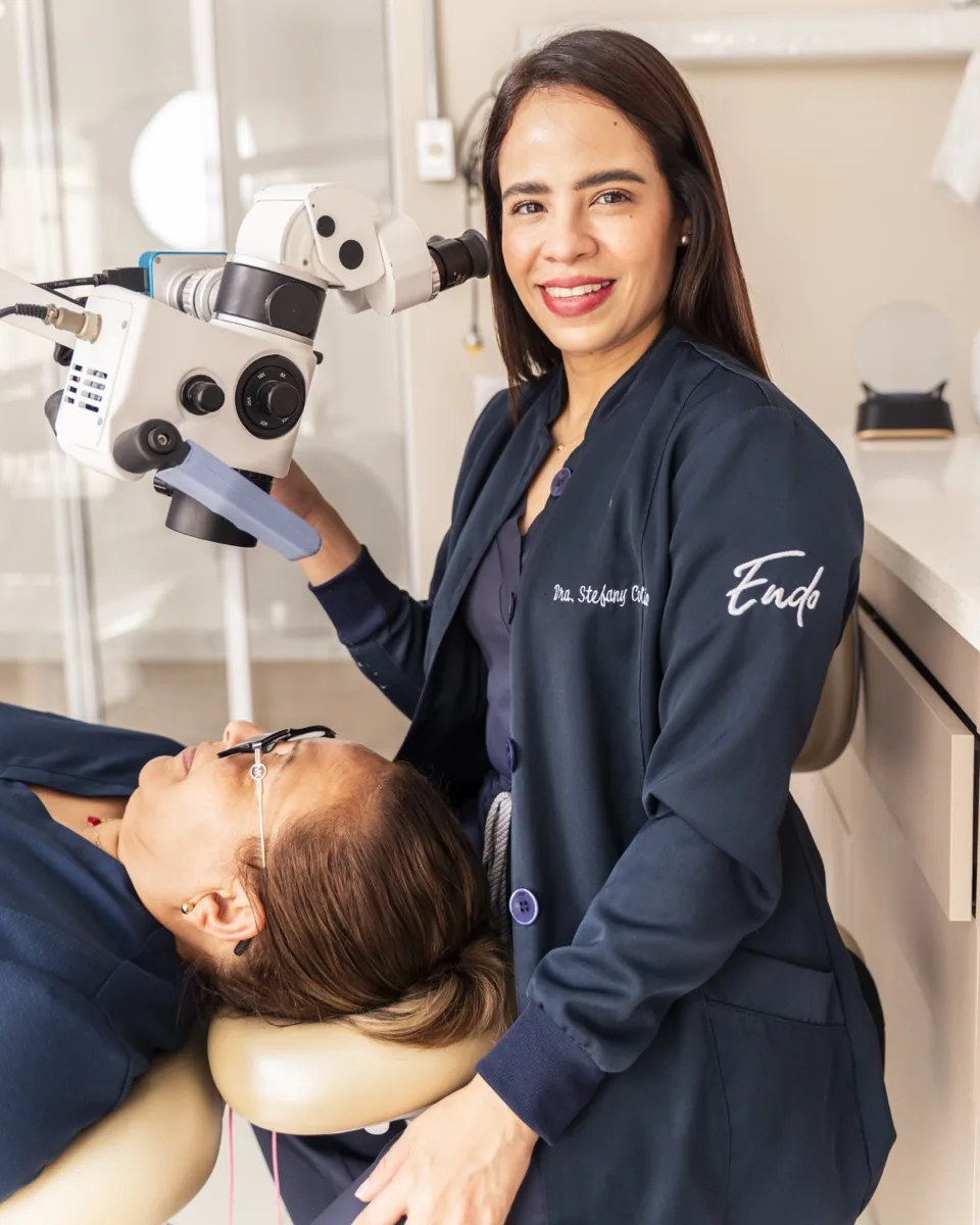 Dra. Stefany Colato realizando tratamiento de conductos con microscopio endodóntico en Clínica Endodontics San Miguel