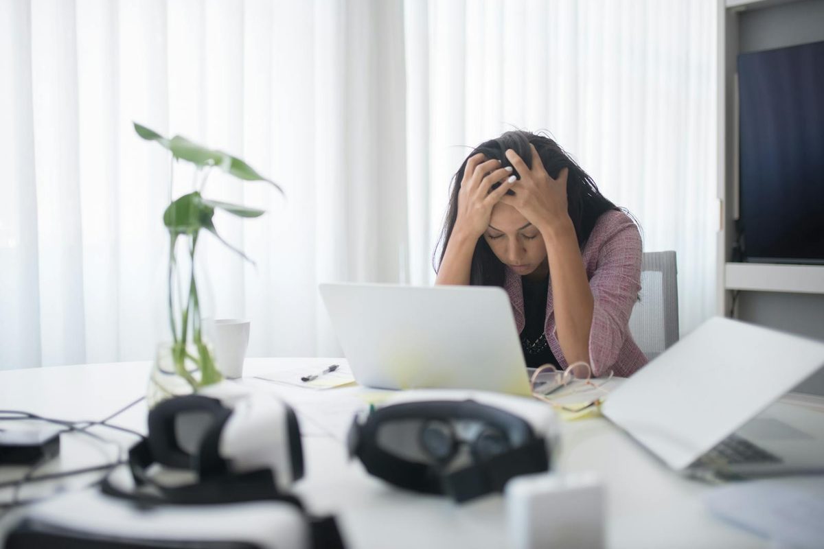 Estrés y bruxismo: cómo las jornadas largas de trabajo están dañando tus dientes