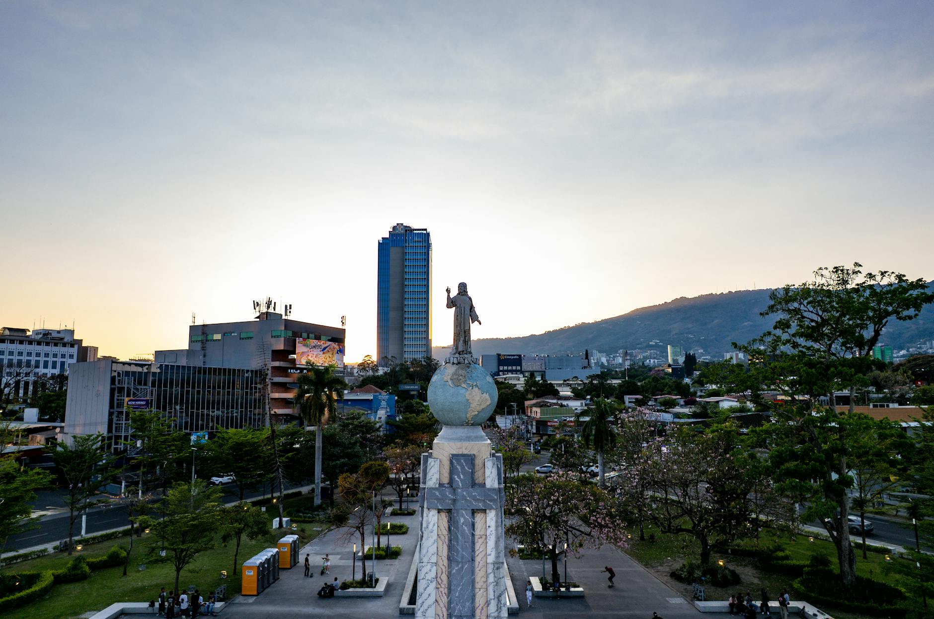 Monumento al Divino Salvador del Mundo en San Salvador durante las Fiestas Agostinas