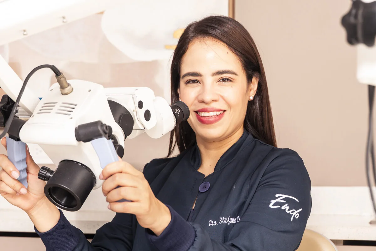 Dra. Stefany Colato con microscopio endodóntico