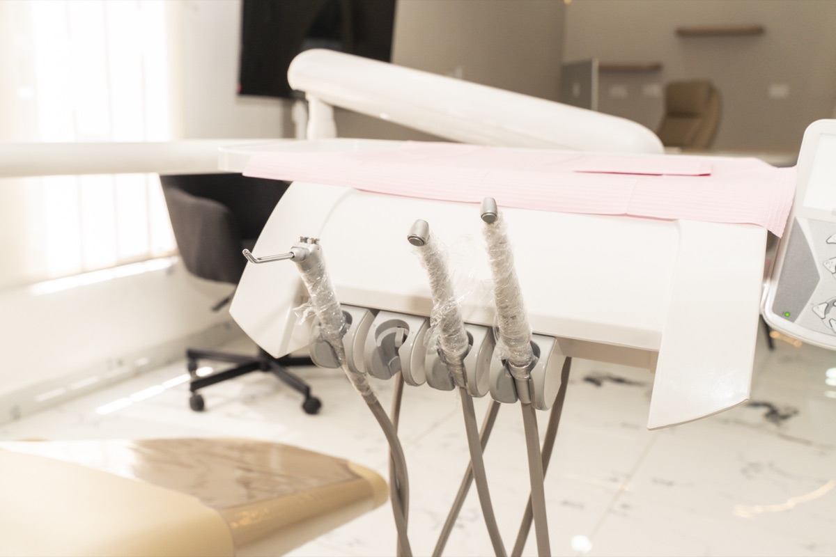 Sterile dental instruments with disposable barriers at Clínica Endodontics — Class B autoclave protocols