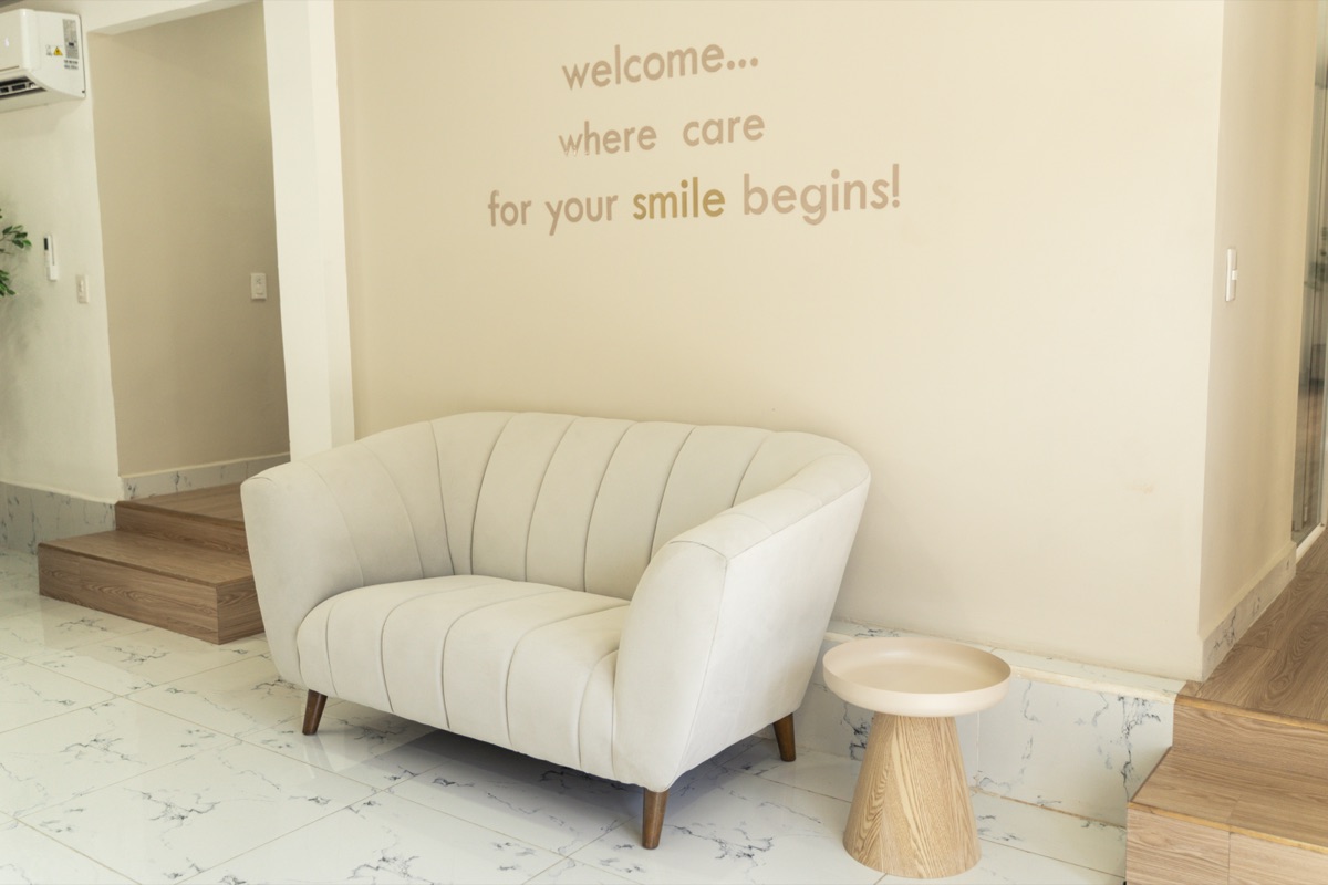 Sala de espera de Clínica Endodontics en San Miguel, El Salvador — destino para turismo dental desde Estados Unidos