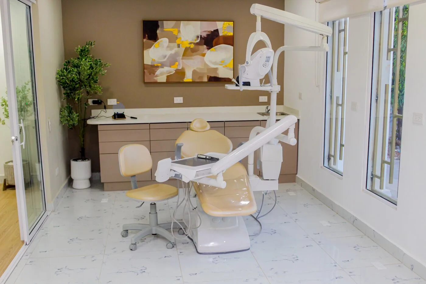 Consultorio de Clínica Endodontics con silla dental y luz natural, San Miguel